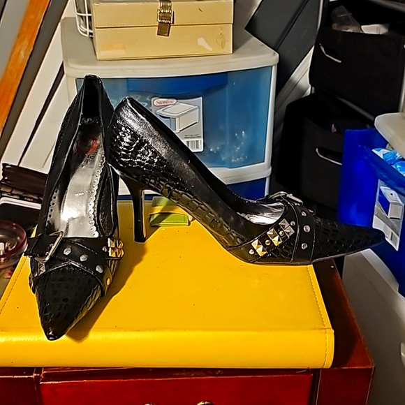 New Red Circle Heels, Sz 8.5, Black, Buckle Design w/Silver Round & Square Studs - Picture 11 of 12